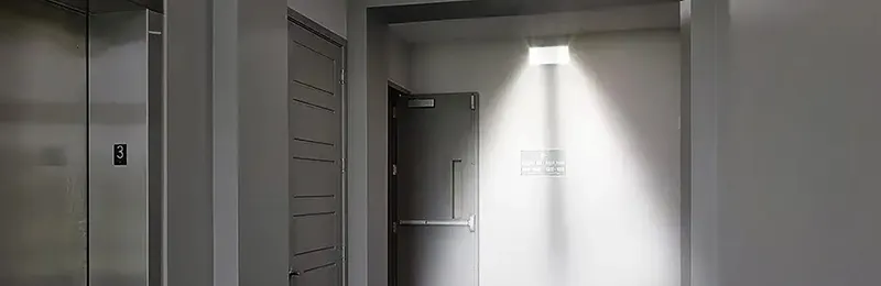 لافتة مخرج طوارئ LED بإضاءة جانبية (لوحة من الأكريليك والبلاستيك بتصميم أنيق بـ 5 لمبات خضراء)