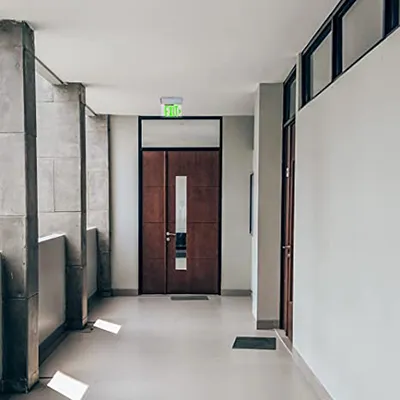 لوحة مخرج طوارئ LED بإضاءة جانبية (لوحة من الأكريليك والبلاستيك بتصميم أنيق بـ 5 لمبات خضراء)
